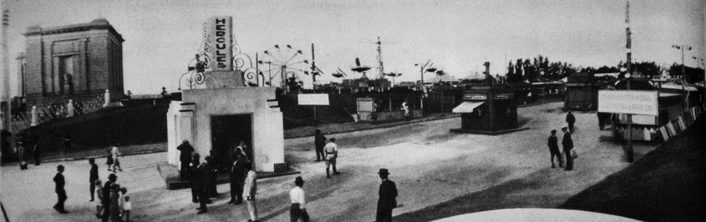 Vista general del predio de la Exposición Nacional de Industria y Comercio; arriba a la izquierda se observa el edificio del Museo Prov. de Bellas Artes. La Nación, 13 de diciembre de 1931.