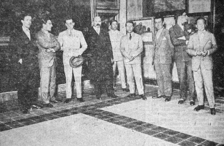 Antonio Pedone (ctro.), al asumir la dirección del museo, 1930 (publicada en El País, 17/10/1930)