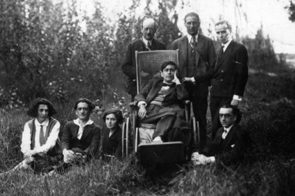 José Carlos Mariátegui en el "Parque de la Reserva". Lo rodean, de izquierda a derecha: José Malanca, Nomi Mulstein, Miguel Adler, Amalia de Mariátegui (madre), Juanita (empleada), José Carlos (hijo), Amalia Cavero (sobrina), Sandro y Sigfrido (hijos), Lima, 1929. [fte: http://www.yachay.com.pe/especiales/mariategui/BDM/Icono/index.htm]